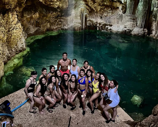 Gente en el cenote