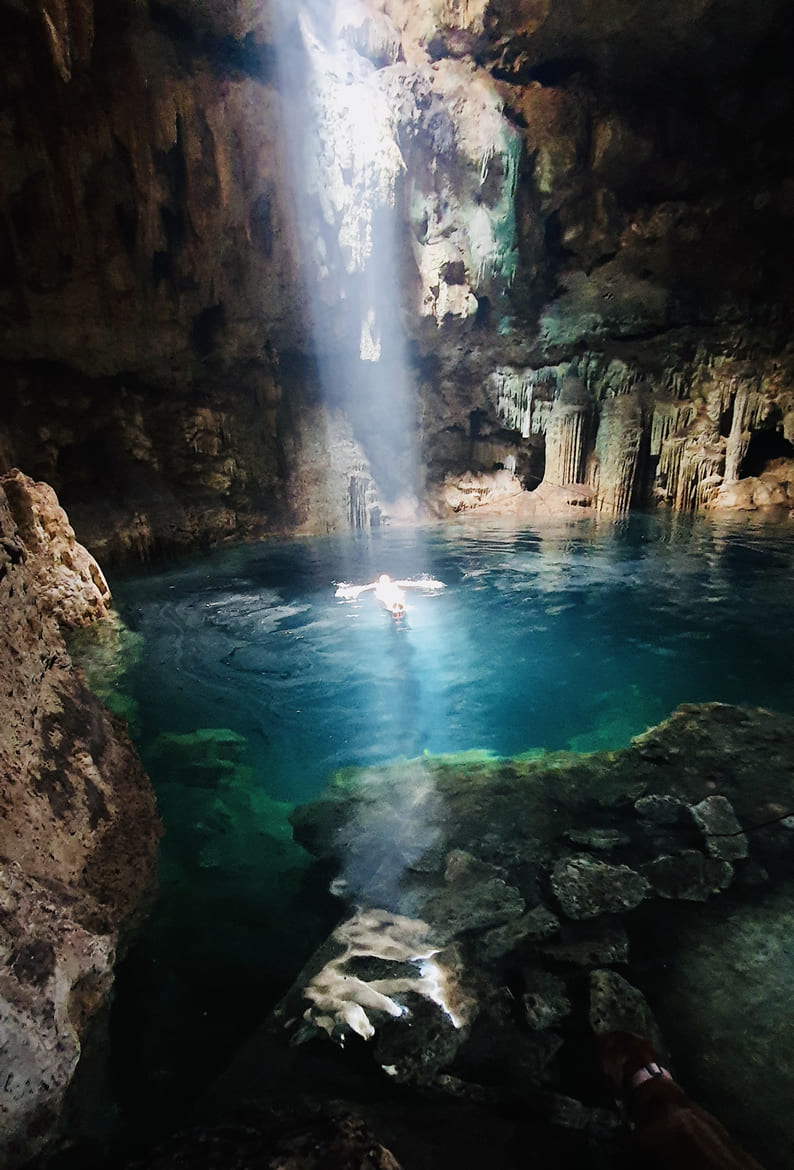 Nadando con Luz en el Cenote