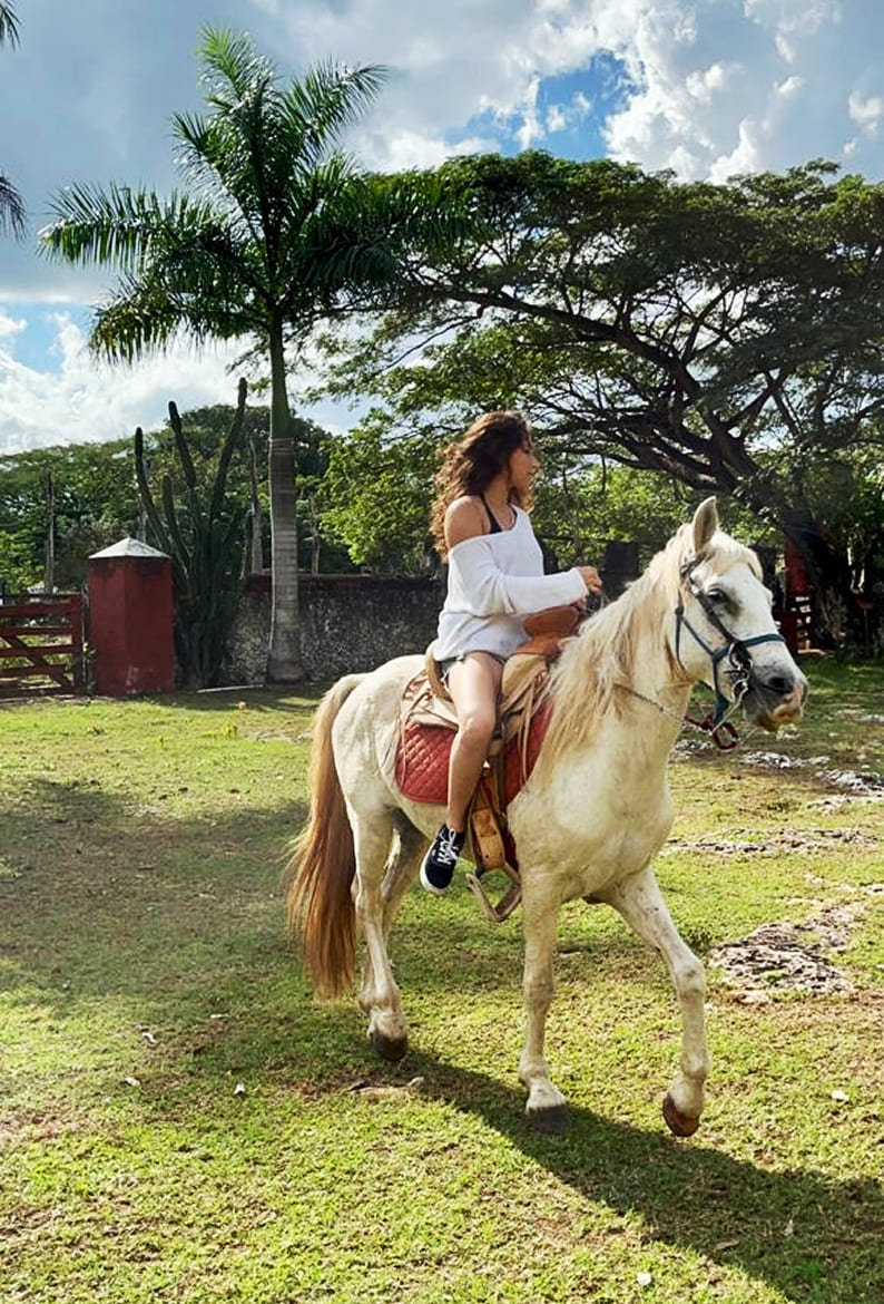 Nina momntando a Caballo